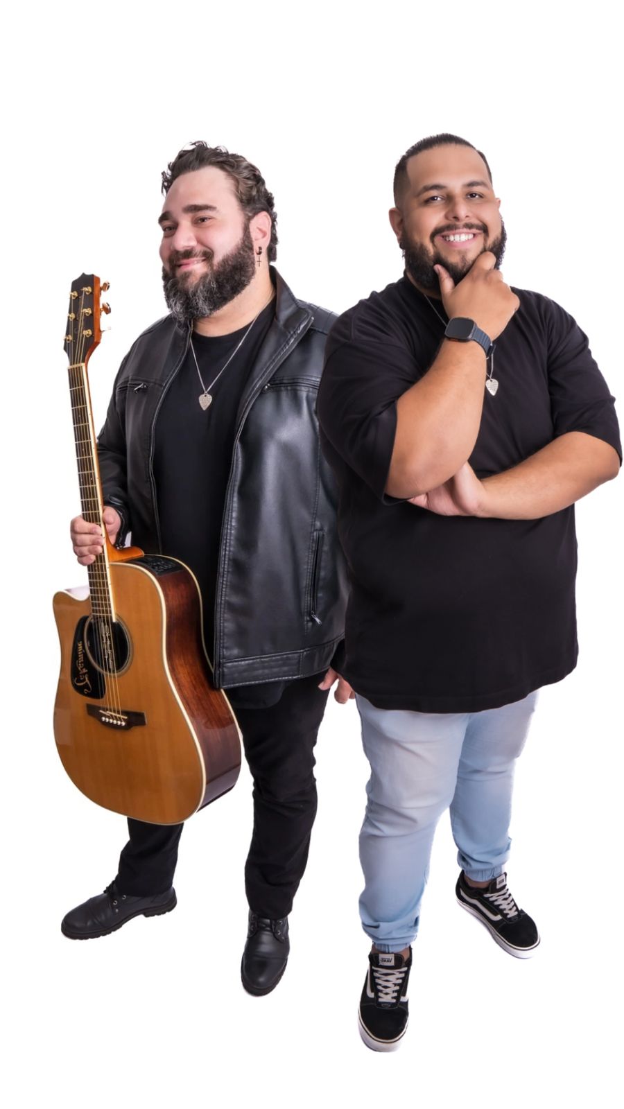 Bruno e David sorrindo com violao