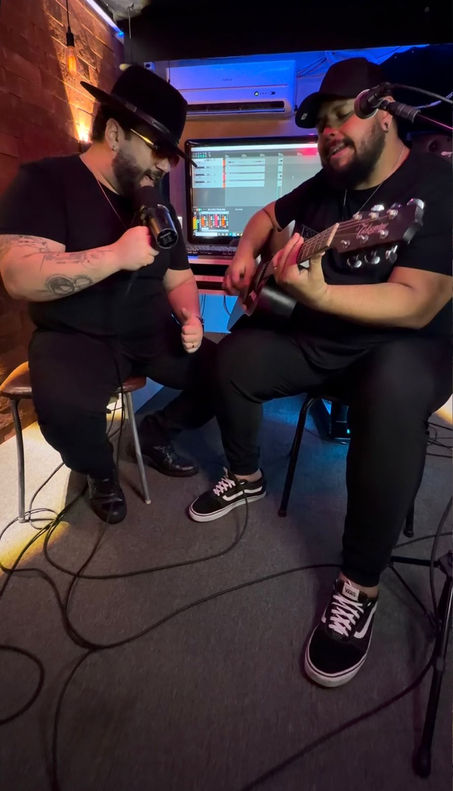 Bruno e David em estudio de gravacao